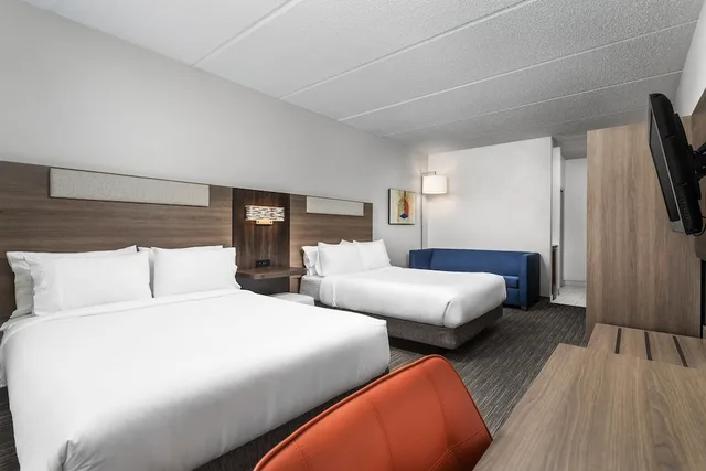 Suite, 2 Queen Beds, Sofa, Holiday Inn Express Hotel And Suites Chattanooga At Lookout Mtn Tn 1/10