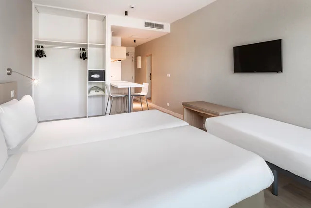 غرفة قياسية ثلاثية، B&B HOTEL Barcelona Sant Cugat 2/4