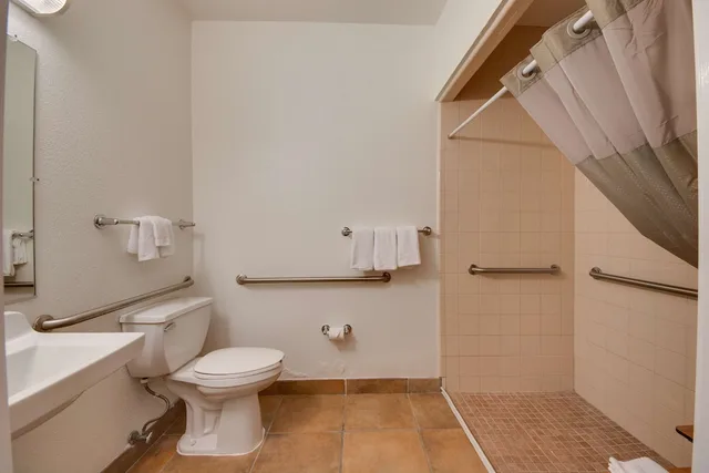 غرفة قياسية بسرير كوين، Studio6 Brownsville, TX 8/10