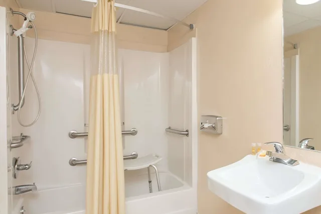 غرفة بسرير كوين بحوض استحمام لذوي الإعاقة، Days Inn by Wyndham Bradenton I-75 9/10