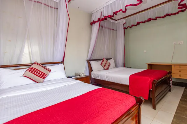غرفة بسريرين منفصلين بشرفة، Desmond Tutu Guest House 4/8