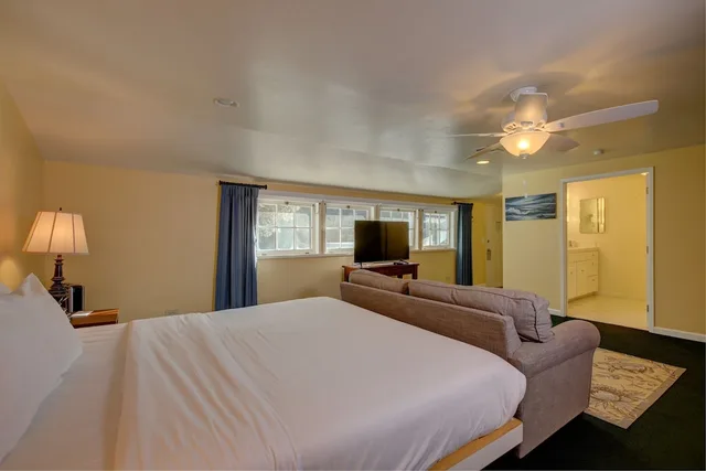 Room, King Bed, The Burton Inn 1/1