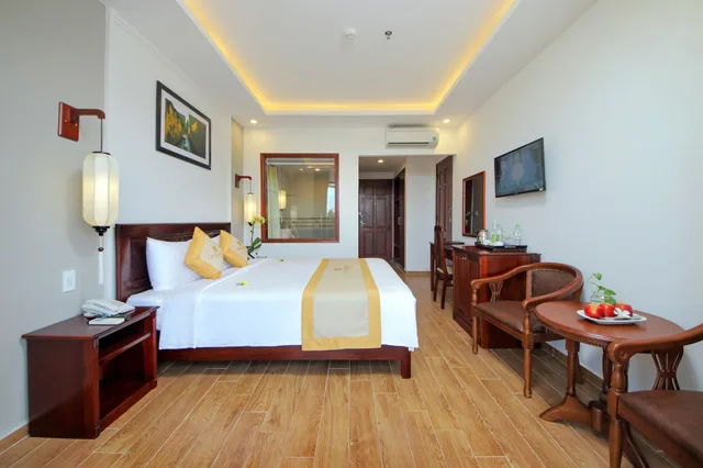 غرفة ديلوكس بسرير كينج بإطلالة على المدينة بشرفة، Uptown Hotel 2/3