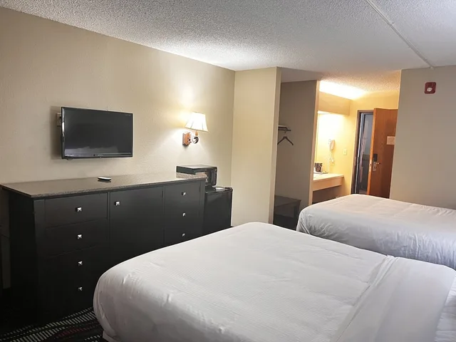 غرفة قياسية بسريرين كوين، Apple Tree Inn and Suites 2/9