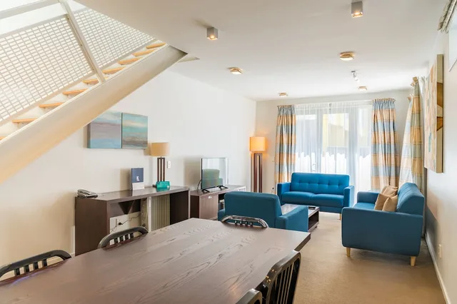 2 Bedrooms, Town House, King and Queen Bed، Boulcott Suites 3/5