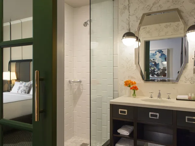 Room, King Bed, Exterior View, Kimpton Cardinal Hotel 5/5
