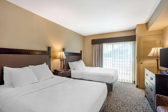 جناح بسريرين كوين وسرير كوين بشرفة مع أريكة، Best Western Plus Intercourse Village Inn & Suites 4/6