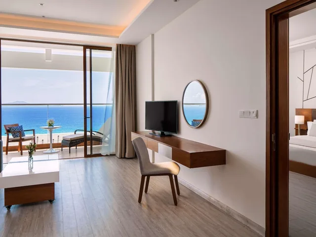 إقامة متصلة بسرير مزدوج بإطلالة على البحر مع أريكة، Movenpick Resort Cam Ranh 7/10