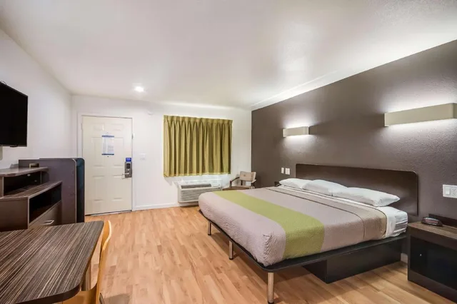 1 King Bed - Mobil Acc Ri Shwr Nsmk Kitchen، Studio6 Huntsville, TX 1/9