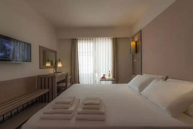 غرفة قياسية بسرير مزدوج، LIV HOTEL BY BELLAZURE 2/3