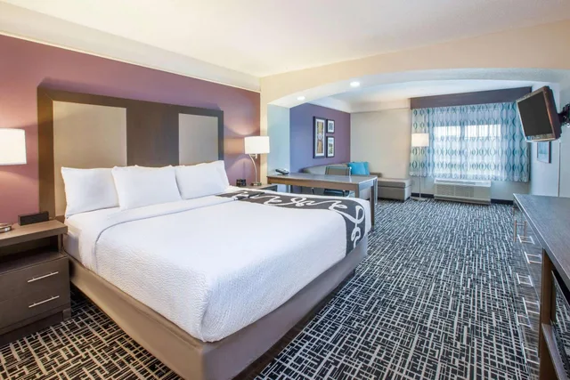 غرفة ديلوكس بسرير كينج، La Quinta Inn & Suites by Wyndham Cincinnati Airpt Florence 1/4