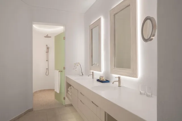 غرفة بسرير كينج بإطلالة على البحر، Anantara Retreat Santorini Abu Dhabi - Adults Only 3/5