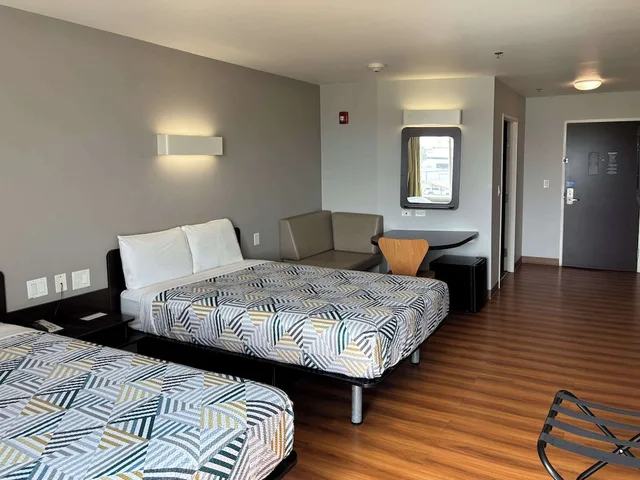 غرفة قياسية بسريرين مزدوجين، Motel6 Weslaco, TX 3/8
