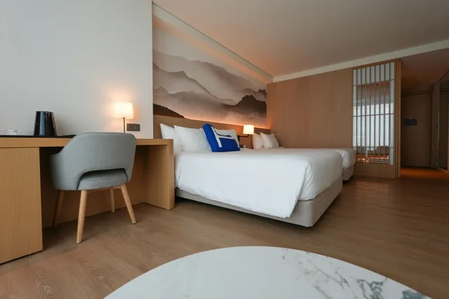 Escape, Deluxe, 1 Queen and 1 Single Bed, Partial Ocean View, Homm Marina Sokcho 1/5