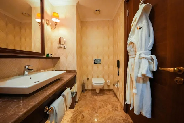 غرفة ديلوكس بسرير كينج وسرير كوين بإطلالة على البحر، Wellborn Luxury Hotel 7/9