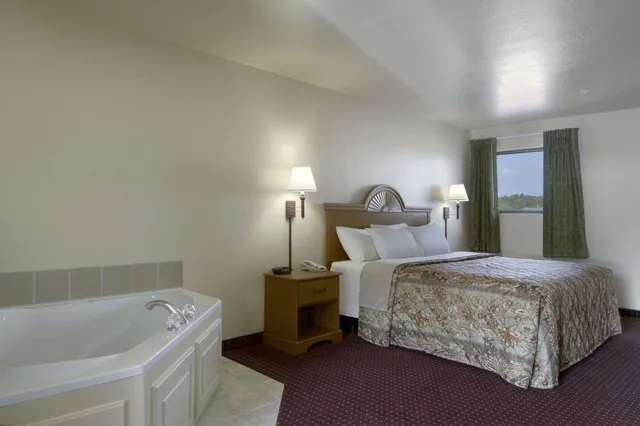 جناح بسرير كينج، Days Inn by Wyndham Centre 1/1