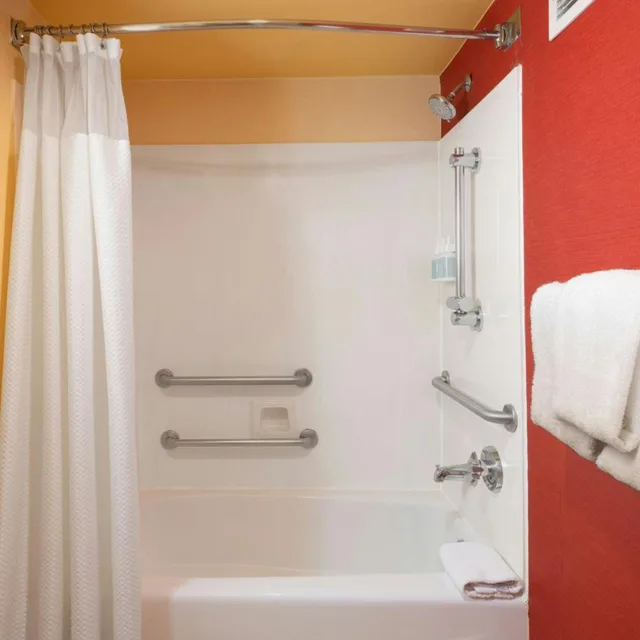 غرفة بسريرين مزدوجين بحوض استحمام لذوي الإعاقة، Courtyard by Marriott Costa Mesa South Coast Metro 4/5