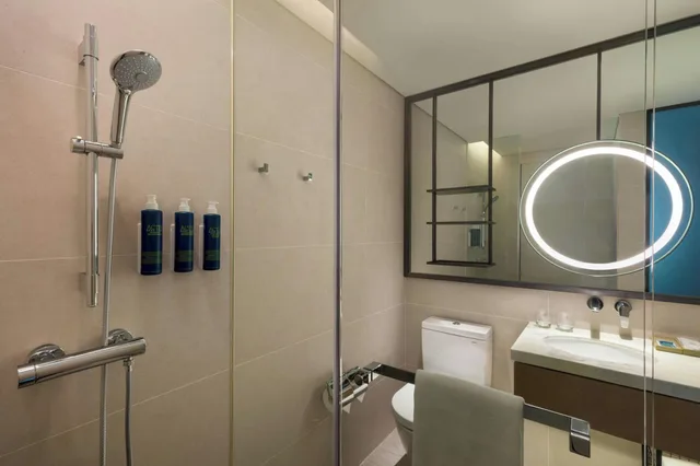 غرفة بسريرين منفصلين بإطلالة على المدينة، Four Points by Sheraton Hong Kong, Tung Chung 6/6