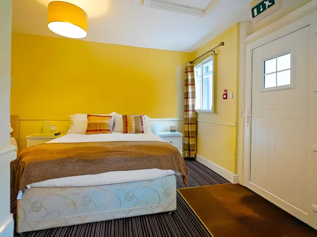 3 Rooms, Family, 1 Queen and 1 Single Bed، OYO The White Horse, Ripon North Yorkshire 1/1