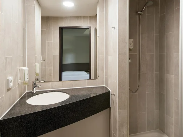 غرفة رباعية بسرير بطابقين وسرير كوين، B&B Hotel Darmstadt 7/7