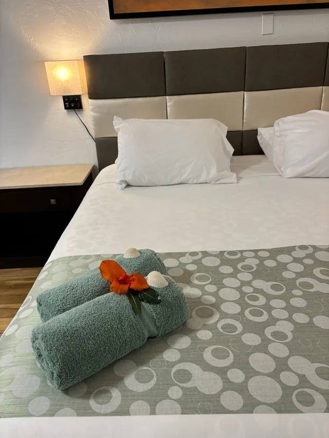 غرفة بسرير كينج بإطلالة جزئية على البحر بمطبخ صغير، Flamingo Inn 8/10