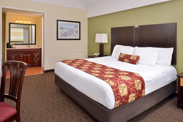 غرفة صغيرة بسرير مزدوج، SureStay Hotel by Best Western Virginia Beach Royal Clipper 4/10
