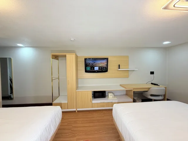 Deluxe, 2 Queen Beds, Courtyard View, Wyndham Garden Salina Conference Center 2/10