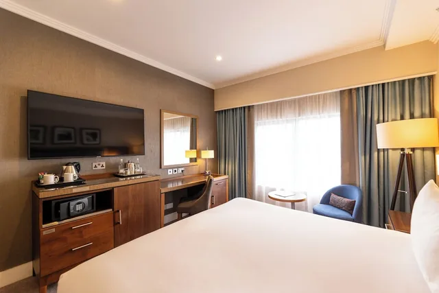 Deluxe, Queen Bed, DoubleTree by Hilton London Victoria 6/9