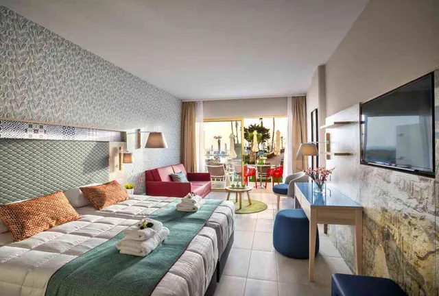 غرفة عائلية بإطلالة على المسبح، Leonardo Laura Beach and Splash Resort 1/1
