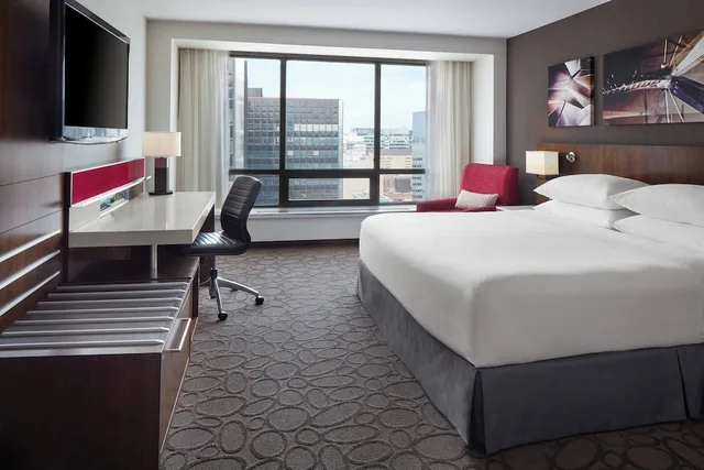 Club, King Bed, Delta Hotels Ottawa City Centre 3/8