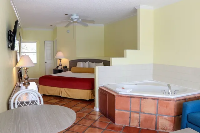 Suite, King Bed, Water View, Hot Tub, Jupiter Waterfront Inn 1/1