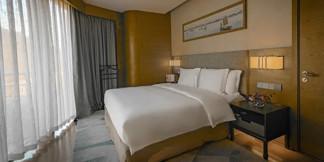 جناح بسرير كينج بإطلالة على البحيرة بغرفة نوم واحدة بمنطقة جلوس، Crowne Plaza Hangzhou Thousand Island Lake 3/5