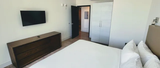 شقة سكنية ديلوكس بسرير كينج بغرفة نوم واحدة بإطلالة جزئية على البحر مع أريكة، CH Luxury Condos & Studios On The Beach 2/3