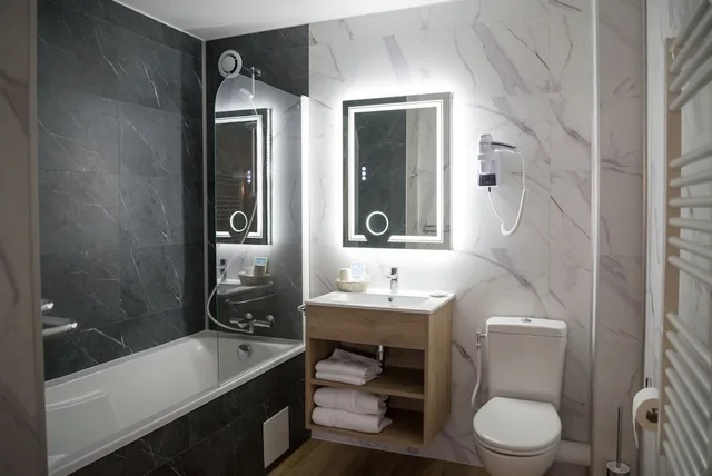 غرفة سوبيريور بسرير كينج بحوض استحمام، Hotel de Clisson 3/4