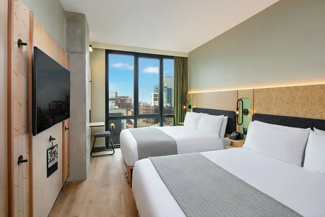 غرفة بسريرين كوين لذوي الإعاقة، Moxy Brooklyn Williamsburg 2/4