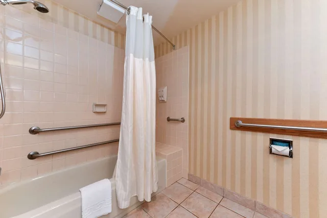 غرفة بسرير كوين بحوض استحمام لذوي الإعاقة، Best Western Plus Landmark Inn 5/5
