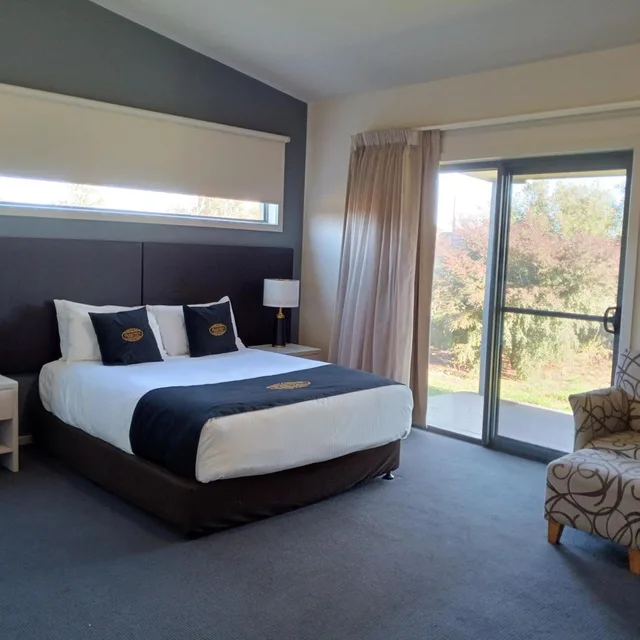Studio, Queen Bed, Quality Hotel Point Cook 1/3