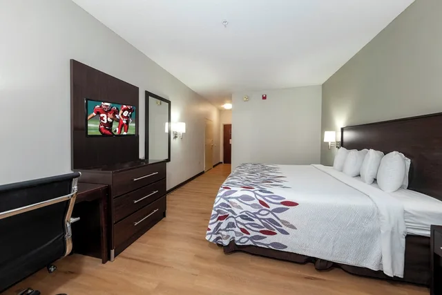 غرفة قياسية بسرير كينج لذوي الإعاقة، Red Roof Inn Atlanta Southeast 4/10