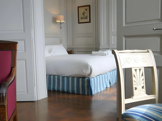 جناح بريستيج جونيور بسرير كوين، Residence Du Vieux Port 1/1