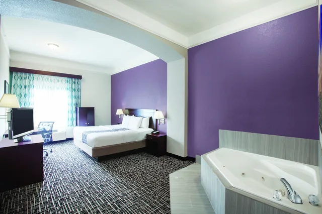 غرفة بسرير كينج بحوض جاكوزي، La Quinta Inn And Suites By Wyndham Mansfield Tx 2/2