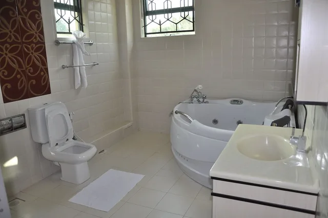 غرفة تنفيذية بسرير كينج بحوض جاكوزي، Karen Inn and Suites 2/2