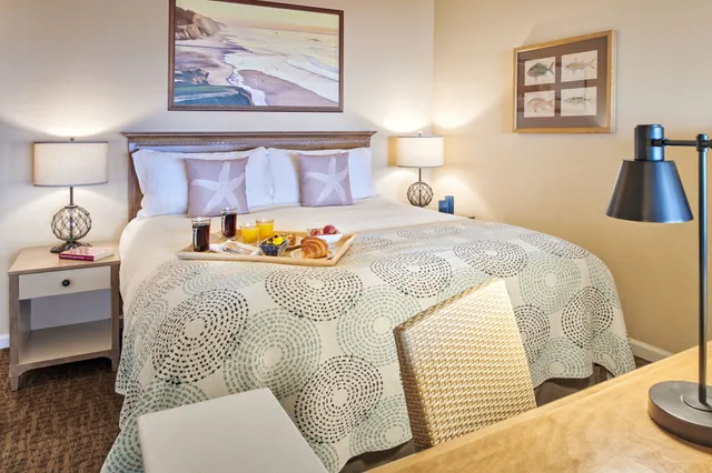 جناح بسرير كوين بإطلالة مع أريكة، The Beach House Hotel Half Moon Bay 2/3