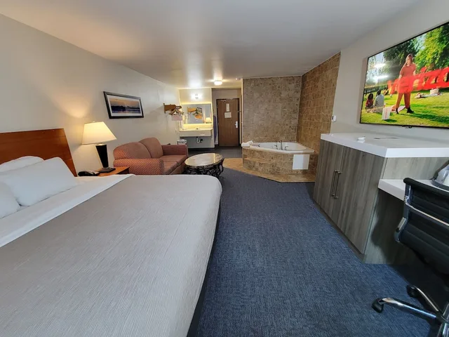 جناح بسرير كينج بحوض جاكوزي، Quality Inn Port Orchard, WA 4/10