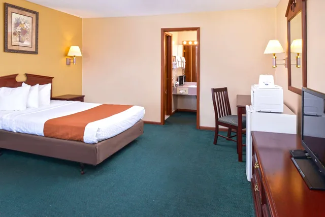 غرفة ديلوكس بسرير كينج، Americas Best Value Inn-Plattsburgh 1/5