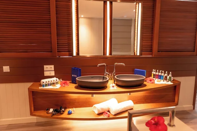 جناح فاخر بسرير كوين بإطلالة على البحر، InterContinental Lifou Wadra Bay Resort by IHG 3/3