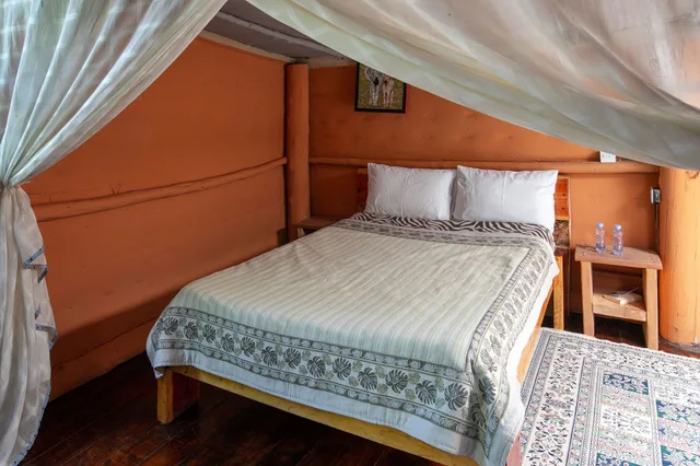 كابينة بسرير مزدوج وسرير فردي بحمام خاص، Punda Milias Camp Nakuru 1/7