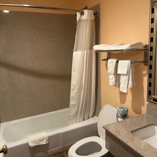 غرفة بسرير كينج وسريرين كوين، Stay Inn by OYO Near I 80 Lincoln West 2/2