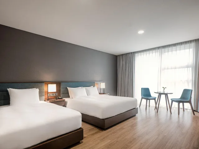 Deluxe, 1 King and 1 Single Beds, Hotel Tops 10 2/3