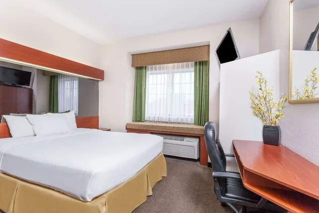 غرفة بسرير كوين لذوي الإعاقة، Days Inn by Wyndham near Kansas Speedway 2/8