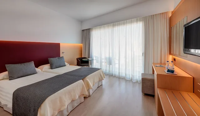 غرفة بسريرين منفصلين بشرفة بإطلالة جزئية على البحر، CM Playa del Moro Hotel (ex Sentido) 1/5